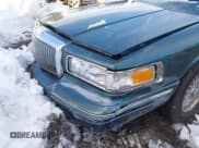 ✅ 1995 Lincoln Town Car Signature • VIN: 1LNLM82WXSY688851 • Lot: 43829532. Listed on IAAI with 190,300 mi. Free auction sales archive from the USA and detailed vehicle history report at DreamBid. Image 6.