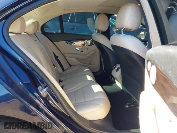 ✅ 2018 Mercedes-Benz C 350e • VIN: 55SWF4HB2JU260018 • Lot: 43416914. Wystawiony na IAAI z przebiegiem 119 202 mil. Bezpłatny archiwum sprzedaży aukcyjnych z USA i szczegółowy raport historii pojazdu na DreamBid. Zdjęcie 8.