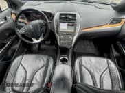 ✅ 2017 Lincoln MKC Reserve • VIN: 5LMTJ3DH8HUL54616 • Lot: 94984325. Wystawiony na Copart z przebiegiem 145 828 mil. Bezpłatny archiwum sprzedaży aukcyjnych z USA i szczegółowy raport historii pojazdu na DreamBid. Zdjęcie 9.