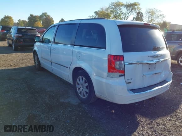 ✅ 2014 Chrysler Town & Country Touring • VIN: 2C4RC1BG6ER447492 • Lot: 43467478. Listed on IAAI with 231,911 mi. Free auction sales archive from the USA and detailed vehicle history report at DreamBid. Image 3.