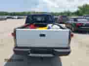 2001 Chevrolet S-10 LS z VIN 1GCCS19W11K141704, wystawiony jako IAAI lot #42601711 z przebiegiem 174 035 mil mil oraz . Historia ofert i sprzedaży dostępna na DreamBid. Obrazek 15.