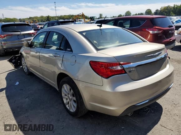 ✅ 2013 Chrysler 200 Touring • VIN: 1C3CCBBG8DN731847 • Lot: 71392075. Wystawiony na Copart z przebiegiem Nie podano. Bezpłatny archiwum sprzedaży aukcyjnych z USA i szczegółowy raport historii pojazdu na DreamBid. Zdjęcie 2.