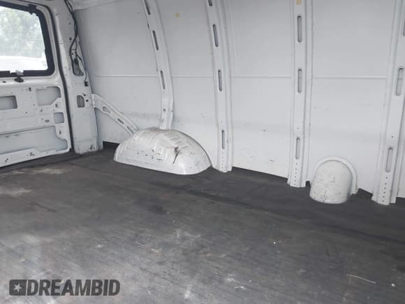 ✅ 2005 Chevrolet Express Cargo • VIN: 1GCFG15X751196098 • Lot: 42689221. Listed on IAAI with 467,793 mi. Free auction sales archive from the USA and detailed vehicle history report at DreamBid. Image 8.