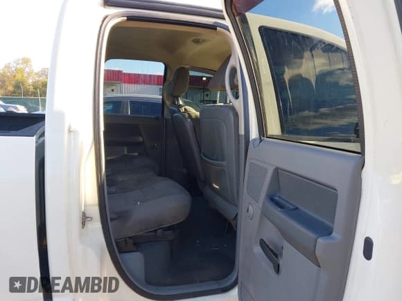 ✅ 2008 Dodge 1500 ST • VIN: 1D7HU18288J165213 • Lot: 43489605. Wystawiony na IAAI z przebiegiem 276 496 mil. Bezpłatny archiwum sprzedaży aukcyjnych z USA i szczegółowy raport historii pojazdu na DreamBid. Zdjęcie 8.