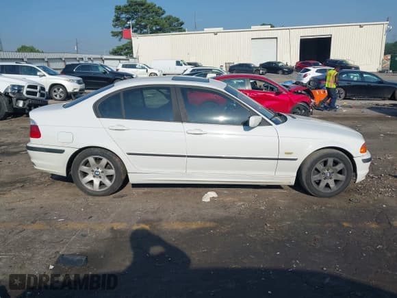✅ 2001 BMW 3 Series 325i • VIN: WBAAV33401FU87413 • Lot: 42579764. Wystawiony na IAAI z przebiegiem 220 436 mil. Bezpłatny archiwum sprzedaży aukcyjnych z USA i szczegółowy raport historii pojazdu na DreamBid. Zdjęcie 13.