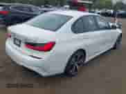 2020 BMW 3 Series 330i xDrive z VIN 3MW5R7J04L8B19857, wystawiony jako IAAI lot #43293574 z przebiegiem 19 853 mil mil oraz . Historia ofert i sprzedaży dostępna na DreamBid. Obrazek 4.