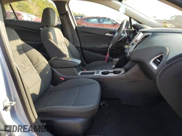 ✅ 2017 Chevrolet Cruze LS • VIN: 1G1BC5SM8H7272031 • Lot: 61413822. Wystawiony na Copart z przebiegiem 42 589 mil mil. Skorzystaj z bezpłatnego archiwum sprzedaży aukcyjnych z USA i zobacz szczegółowy raport historii pojazdu na DreamBid. Zdjęcie 5.