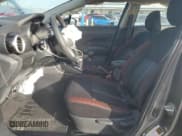 ✅ 2023 Nissan Versa SR • VIN: 3N1CN8FV7PL810063 • Lot: 89901275. Wystawiony na Copart z przebiegiem 18 693 mil. Bezpłatny archiwum sprzedaży aukcyjnych z USA i szczegółowy raport historii pojazdu na DreamBid. Zdjęcie 7.