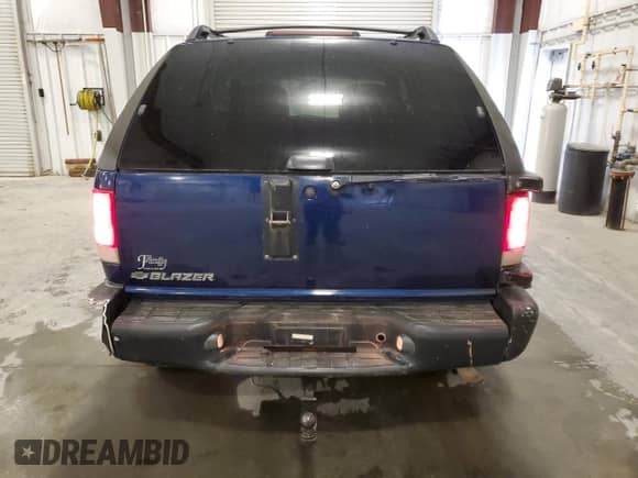 1999 Chevrolet Blazer LS z VIN 1GNCT18W9XK157387, wystawiony jako Copart lot #49667765 z przebiegiem 182 411 mil mil oraz Szkoda całkowita • Salvage title. Historia ofert i sprzedaży dostępna na DreamBid. Obrazek 6.