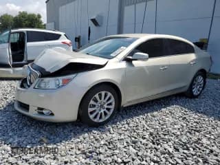 ✅ 2013 Buick LaCrosse • VIN: 1G4G55E31DF233125 • Lot: 55670155. Wystawiony na Copart z przebiegiem 127 204 mil. Bezpłatny archiwum sprzedaży aukcyjnych z USA i szczegółowy raport historii pojazdu na DreamBid. Zdjęcie 1.