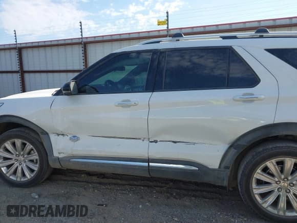 ✅ 2022 Ford Explorer King Ranch • VIN: 1FM5K8LC7NGA12869 • Lot: 40544742. Wystawiony na IAAI z przebiegiem 37 301 mil. Bezpłatny archiwum sprzedaży aukcyjnych z USA i szczegółowy raport historii pojazdu na DreamBid. Zdjęcie 14.