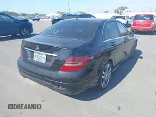 ✅ 2014 Mercedes-Benz C 250 Sport • VIN: WDDGF4HB3ER315328 • Lot: 43755355. Wystawiony na IAAI z przebiegiem 92 130 mil. Bezpłatny archiwum sprzedaży aukcyjnych z USA i szczegółowy raport historii pojazdu na DreamBid. Zdjęcie 4.