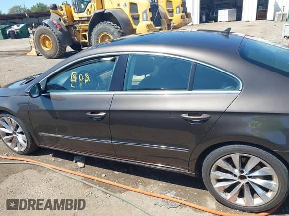 ✅ 2013 Volkswagen CC Executive • VIN: WVWGU7AN0DE555948 • Лот: 43101933. Опубликован ранее на IAAI с пробегом 184 060 миль. Бесплатный доступ к архиву аукционных продаж из США и подробный отчёт об истории автомобиля на DreamBid. Изображение 14.