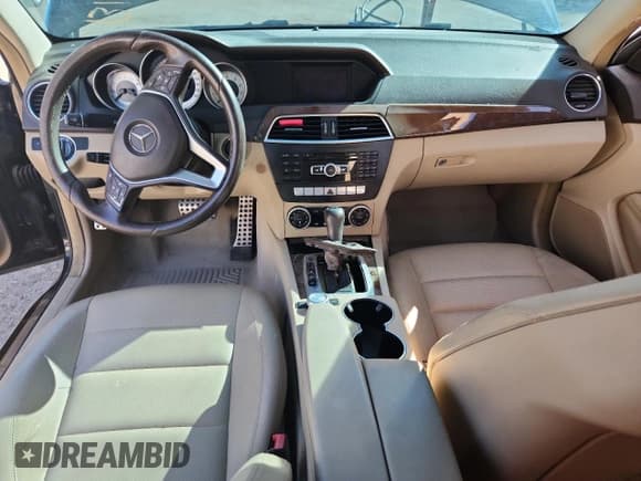 ✅ 2014 Mercedes-Benz C 250 • VIN: WDDGJ4HB0EG263361 • Lot: 81224005. Wystawiony na Copart z przebiegiem 105 621 mil. Bezpłatny archiwum sprzedaży aukcyjnych z USA i szczegółowy raport historii pojazdu na DreamBid. Zdjęcie 8.