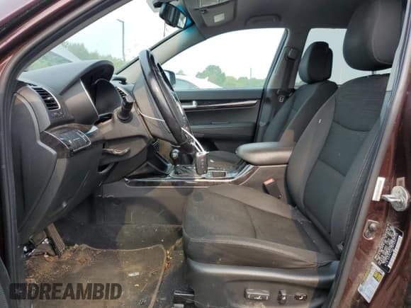 ✅ 2015 Kia Sorento LX • VIN: 5XYKT4A78FG581706 • Lot: 67238725. Wystawiony na Copart z przebiegiem 149 315 mil. Bezpłatny archiwum sprzedaży aukcyjnych z USA i szczegółowy raport historii pojazdu na DreamBid. Zdjęcie 7.