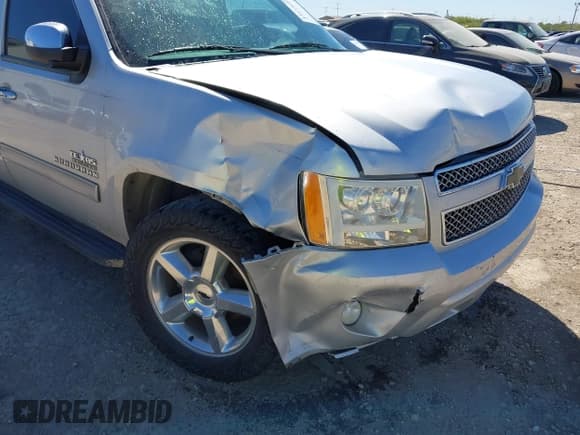 ✅ 2014 Chevrolet Suburban LS • VIN: 1GNSCHE06ER165763 • Lot: 43473605. Wystawiony na IAAI z przebiegiem 199 541 mil. Bezpłatny archiwum sprzedaży aukcyjnych z USA i szczegółowy raport historii pojazdu na DreamBid. Zdjęcie 6.