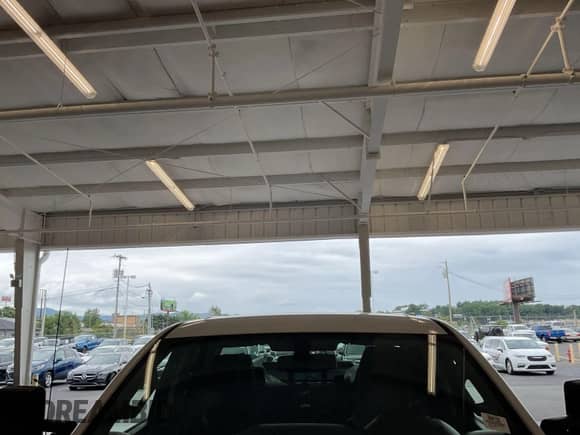 2019 Chevrolet Silverado 2500HD Work Truck z VIN 2GC2KREG0K1136164, wystawiony jako IAAI lot #43067727 z przebiegiem 151 674 mil mil oraz . Historia ofert i sprzedaży dostępna na DreamBid. Obrazek 1.