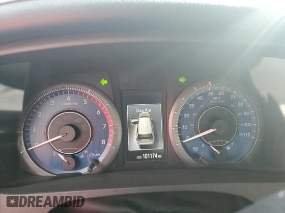 ✅ 2018 Toyota Sienna XLE • VIN: 5TDYZ3DC3JS902221 • Lot: 90647445. Listed on Copart with 101,174 mi. Free auction sales archive from the USA and detailed vehicle history report at DreamBid. Image 9.