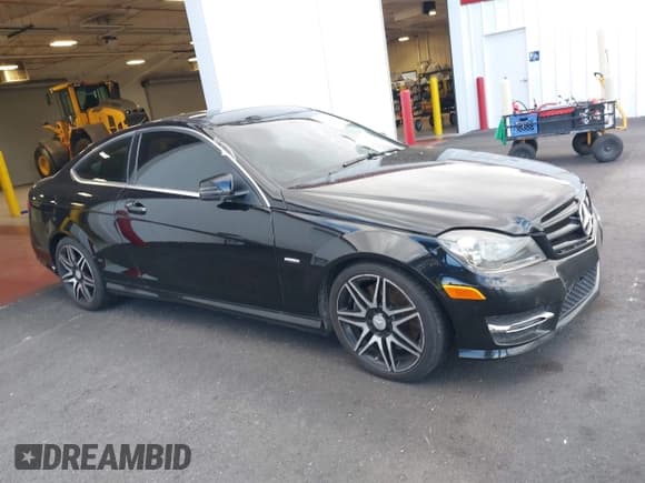 ✅ 2014 Mercedes-Benz C 250 • VIN: WDDGJ4HB3EG300841 • Lot: 41765449. Wystawiony na IAAI z przebiegiem 152 263 mil. Bezpłatny archiwum sprzedaży aukcyjnych z USA i szczegółowy raport historii pojazdu na DreamBid. Zdjęcie 18.