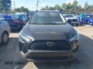 ✅ 2025 Toyota Corolla Cross LE • VIN: 7MUCAAAGXSV137870 • Lot: 43193415. Wystawiony na IAAI z przebiegiem 3 144 mil. Bezpłatny archiwum sprzedaży aukcyjnych z USA i szczegółowy raport historii pojazdu na DreamBid. Zdjęcie 12.