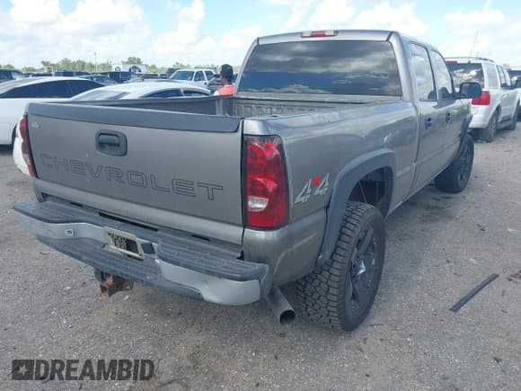 ✅ 2006 Chevrolet Silverado 2500HD LT3 • VIN: 1GCHK23D46F190611 • Лот: 42600708. Опубликован ранее на IAAI с пробегом Не указан. Бесплатный доступ к архиву аукционных продаж из США и подробный отчёт об истории автомобиля на DreamBid. Изображение 4.