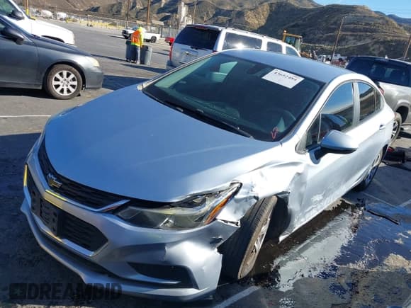 ✅ 2018 Chevrolet Cruze LS • VIN: 1G1BC5SM6J7175707 • Lot: 43652484. Wystawiony na IAAI z przebiegiem 133 689 mil. Bezpłatny archiwum sprzedaży aukcyjnych z USA i szczegółowy raport historii pojazdu na DreamBid. Zdjęcie 2.