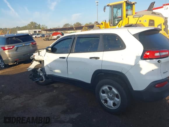 ✅ 2015 Jeep Cherokee Sport • VIN: 1C4PJMAB9FW661485 • Lot: 43363750. Wystawiony na IAAI z przebiegiem 172 584 mil. Bezpłatny archiwum sprzedaży aukcyjnych z USA i szczegółowy raport historii pojazdu na DreamBid. Zdjęcie 14.