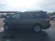 ✅ 2013 Toyota Sienna LE • VIN: 5TDKK3DCXDS305338 • Лот: 43698555. Опубликован ранее на IAAI с пробегом Не указан. Бесплатный доступ к архиву аукционных продаж из США и подробный отчёт об истории автомобиля на DreamBid. Изображение 14.