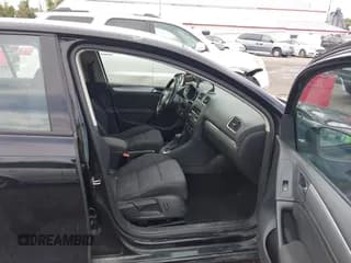 ✅ 2013 Volkswagen Golf • VIN: WVWDB7AJ3DW139277 • Lot: 43395254. Wystawiony na IAAI z przebiegiem 134 226 mil. Bezpłatny archiwum sprzedaży aukcyjnych z USA i szczegółowy raport historii pojazdu na DreamBid. Zdjęcie 5.