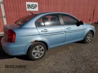 2007 Hyundai Accent GL z VIN KMHCN45C27U071062, wystawiony jako Copart lot #75334184 z przebiegiem 138 474 mil mil oraz Czysty tytuł • Clean title. Historia ofert i sprzedaży dostępna na DreamBid. Obrazek 3.