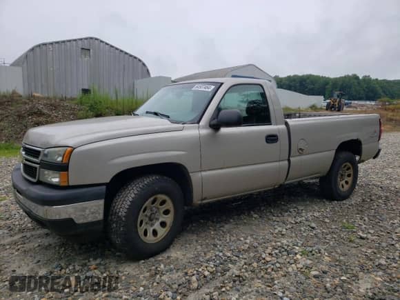 2006 Chevrolet Silverado 1500 Work Truck z VIN 3GCEK14X56G232594, wystawiony jako Copart lot #64507464 z przebiegiem 129 329 mil mil oraz Czysty tytuł • Clean title. Historia ofert i sprzedaży dostępna na DreamBid. Obrazek 1.