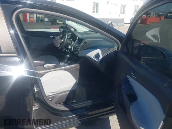 ✅ 2019 Chevrolet Cruze LS • VIN: 1G1BC5SM9K7130813 • Lot: 43519748. Wystawiony na IAAI z przebiegiem 100 720 mil. Bezpłatny archiwum sprzedaży aukcyjnych z USA i szczegółowy raport historii pojazdu na DreamBid. Zdjęcie 5.