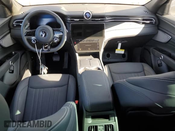 ✅ 2023 Maserati Grecale GT • VIN: ZN682AVA5P7429560 • Lot: 69001313. Wystawiony na Copart z przebiegiem 13 mil. Bezpłatny archiwum sprzedaży aukcyjnych z USA i szczegółowy raport historii pojazdu na DreamBid. Zdjęcie 8.