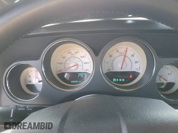 2013 Dodge Challenger SXT z VIN 2C3CDYAGXDH675954, wystawiony jako Copart lot #63340634 z przebiegiem 69 699 mil mil oraz Szkoda całkowita • Salvage title. Historia ofert i sprzedaży dostępna na DreamBid. Obrazek 9.