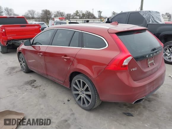 ✅ 2015 Volvo V60 T5 Drive-E Premier • VIN: YV140MEK5F1246462 • Lot: 41279941. Wystawiony na IAAI z przebiegiem 81 250 mil. Bezpłatny archiwum sprzedaży aukcyjnych z USA i szczegółowy raport historii pojazdu na DreamBid. Zdjęcie 3.
