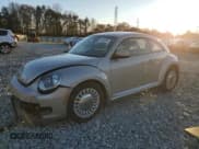 ✅ 2014 Volkswagen Beetle 1.8T • VIN: 3VWJ17AT0EM634798 • Lot: 92348755. Wystawiony na Copart z przebiegiem 95 806 mil. Bezpłatny archiwum sprzedaży aukcyjnych z USA i szczegółowy raport historii pojazdu na DreamBid. Zdjęcie 1.