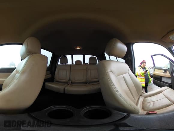 ✅ 2001 Ford F-350 • VIN: 3FTSW30S81MA57801 • Lot: 43806662. Wystawiony na IAAI z przebiegiem 184 408 mil. Bezpłatny archiwum sprzedaży aukcyjnych z USA i szczegółowy raport historii pojazdu na DreamBid. Zdjęcie 21.