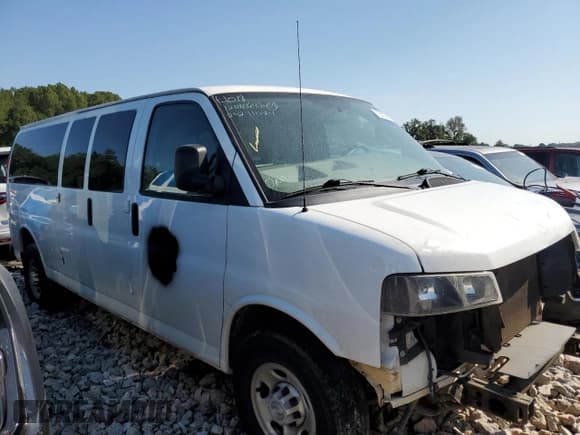 ✅ 2019 Chevrolet Express Passenger LS • VIN: 1GAZGNFP8K1364709 • Lot: 72090845. Listed on Copart with 261,926 mi. Free auction sales archive from the USA and detailed vehicle history report at DreamBid. Image 4.