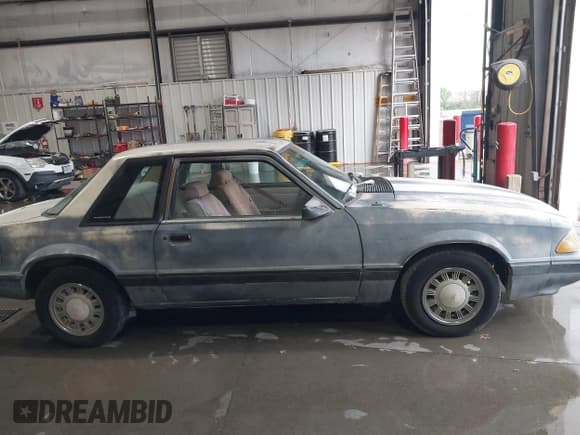 ✅ 1989 Ford Mustang • VIN: 1FABP40A3KF188992 • Lot: 42076796. Wystawiony na IAAI z przebiegiem 43 676 mil. Bezpłatny archiwum sprzedaży aukcyjnych z USA i szczegółowy raport historii pojazdu na DreamBid. Zdjęcie 13.