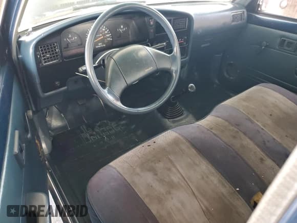 ✅ 1990 Toyota Pickup • VIN: JT4RN81A2L0052829 • Lot: 64253875. Listed on Copart with 220,265 mi. Free auction sales archive from the USA and detailed vehicle history report at DreamBid. Image 8.