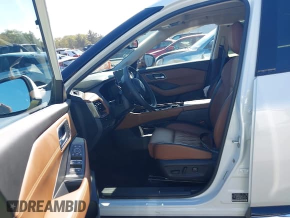 ✅ 2025 Nissan Rogue Platinum • VIN: JN8BT3DD3SW300599 • Lot: 43617459. Listed on IAAI with 8,784 mi. Free auction sales archive from the USA and detailed vehicle history report at DreamBid. Image 5.