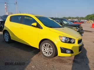 2015 Chevrolet Sonic LT z VIN 1G1JC6SB2F4218433, wystawiony jako IAAI lot #42459044 z przebiegiem 53 887 mil mil oraz . Historia ofert i sprzedaży dostępna na DreamBid. Obrazek 1.