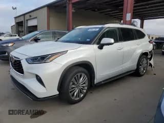 ✅ 2023 Toyota Highlander Hybrid Platinum • VIN: 5TDFARAH5PS016430 • Lot: 43438625. Wystawiony na Copart z przebiegiem 17 104 mil. Bezpłatny archiwum sprzedaży aukcyjnych z USA i szczegółowy raport historii pojazdu na DreamBid. Zdjęcie 1.
