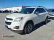 2013 Chevrolet Equinox LT z VIN 1GNALDEK3DZ126939, wystawiony jako IAAI lot #43554839 z przebiegiem 150 981 mil mil oraz . Historia ofert i sprzedaży dostępna na DreamBid. Obrazek 2.