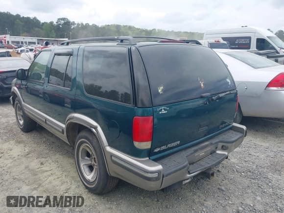 ✅ 1998 Chevrolet Blazer LS • VIN: 1GNCS13W4W2214149 • Lot: 41960319. Wystawiony na IAAI z przebiegiem 180 251 mil. Bezpłatny archiwum sprzedaży aukcyjnych z USA i szczegółowy raport historii pojazdu na DreamBid. Zdjęcie 3.