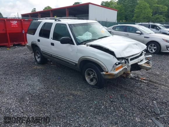 2000 Chevrolet Blazer LS z VIN 1GNCS13W8Y2126188, wystawiony jako IAAI lot #42295713 z przebiegiem 237 340 mil mil oraz . Historia ofert i sprzedaży dostępna na DreamBid. Obrazek 1.