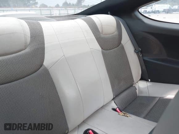 ✅ 2013 Hyundai Genesis Coupe 2.0T • VIN: KMHHT6KD0DU091858 • Lot: 42923154. Wystawiony na IAAI z przebiegiem 128 246 mil. Bezpłatny archiwum sprzedaży aukcyjnych z USA i szczegółowy raport historii pojazdu na DreamBid. Zdjęcie 8.