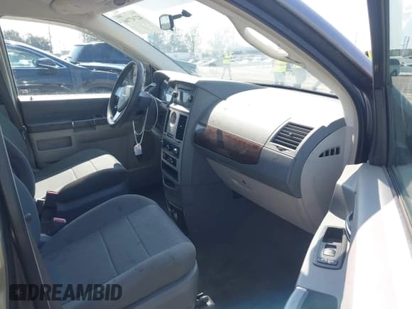 ✅ 2010 Chrysler Town & Country LX • VIN: 2A4RR2D1XAR454463 • Lot: 42747766. Wystawiony na IAAI z przebiegiem 167 700 mil. Bezpłatny archiwum sprzedaży aukcyjnych z USA i szczegółowy raport historii pojazdu na DreamBid. Zdjęcie 5.