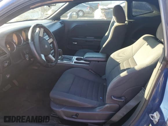 ✅ 2010 Dodge Challenger SE • VIN: 2B3CJ4DVXAH184031 • Lot: 41779185. Wystawiony na Copart z przebiegiem Nie podano. Bezpłatny archiwum sprzedaży aukcyjnych z USA i szczegółowy raport historii pojazdu na DreamBid. Zdjęcie 8.