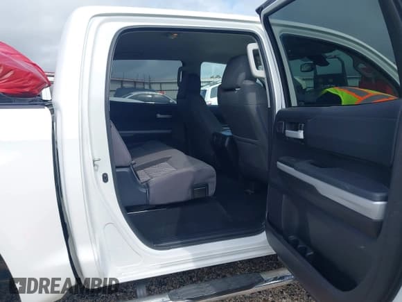 ✅ 2018 Toyota Tundra SR5 • VIN: 5TFDW5F12JX735228 • Лот: 43255268. Опубликован ранее на IAAI с пробегом 47 638 миль. Бесплатный доступ к архиву аукционных продаж из США и подробный отчёт об истории автомобиля на DreamBid. Изображение 8.